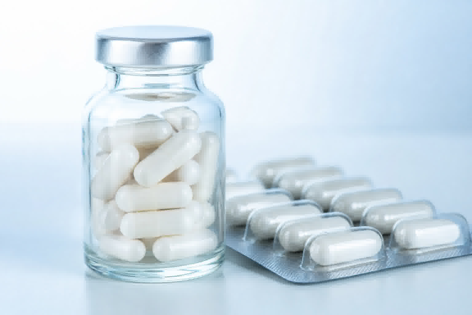 Gélules de NAC N-acétylcystéine dans un flacon en verre transparent