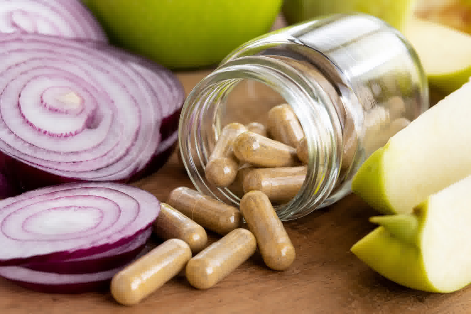 Gélules de quercétine avec oignons rouges et pommes, aliments riches en flavonoïdes